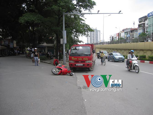 Xe tải chở gas tông xe máy, một người bị thương